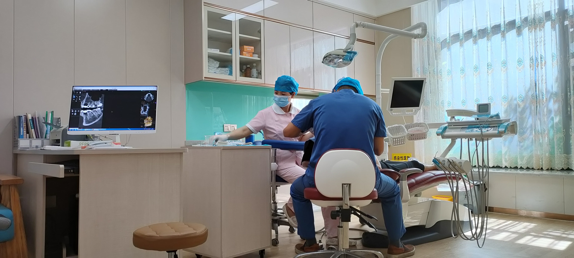 嘉誠(chéng)口腔醫(yī)師在看牙